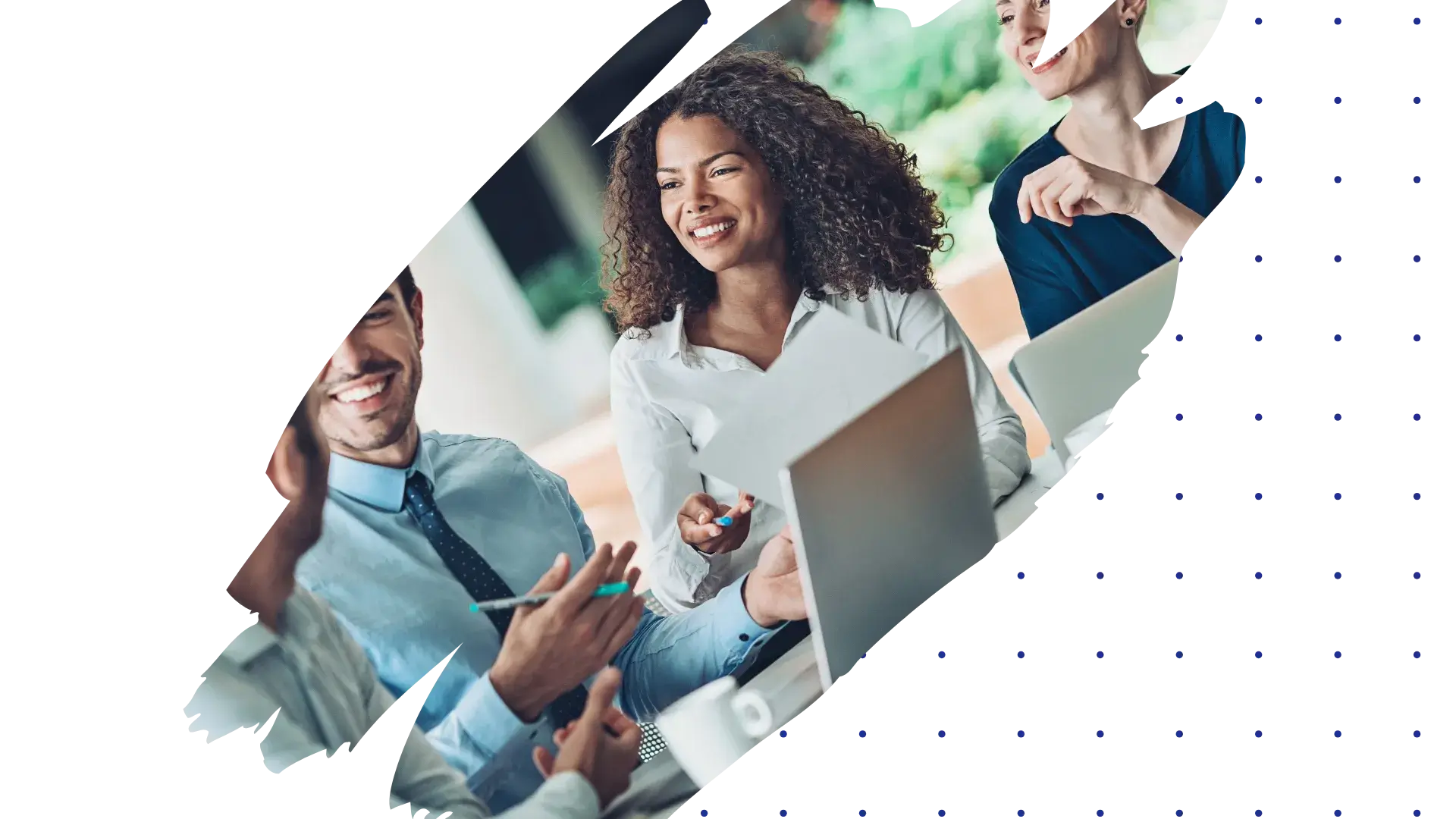 Pessoas conversando a respeito de como abrir uma empresa Pessoas conversando a respeito de como abrir uma empresa