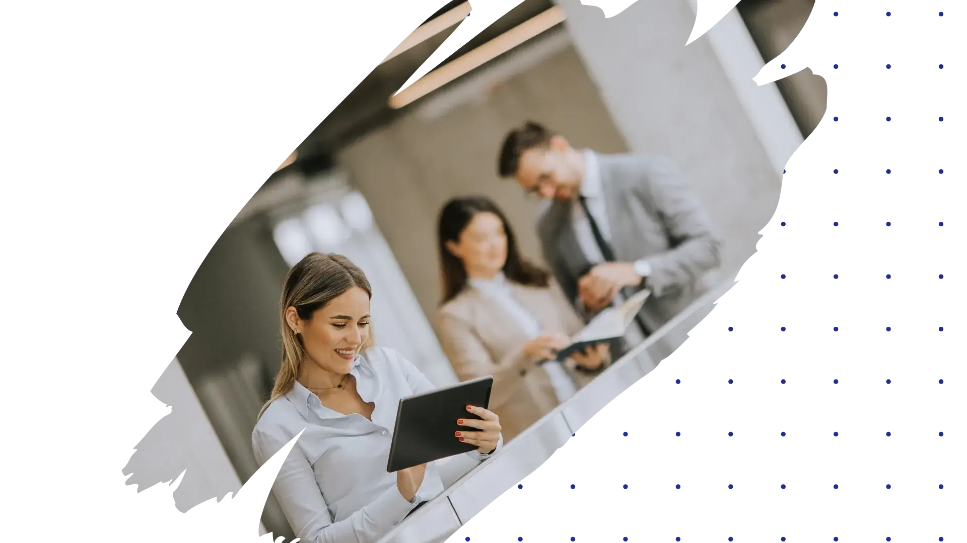 Pessoa pesquisando formas de como expandir a empresa e migrar para um sistema ME Pessoa pesquisando formas de como expandir a empresa e migrar para um sistema ME